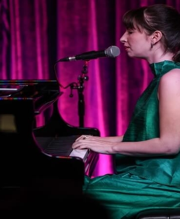 Piyano Başında Bir Şehir Ozanı